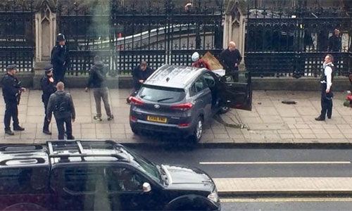 el coche que chocó contra la valla del Parlamento británico Detenido el conductor del coche que chocó contra la valla del Parlamento británico